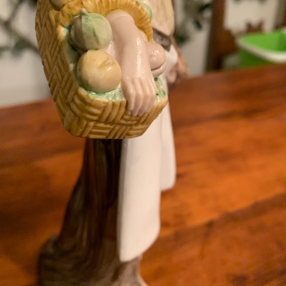 Fontanini 11" La statue woman basket imported Italy 2014 - Picture 6 of 12